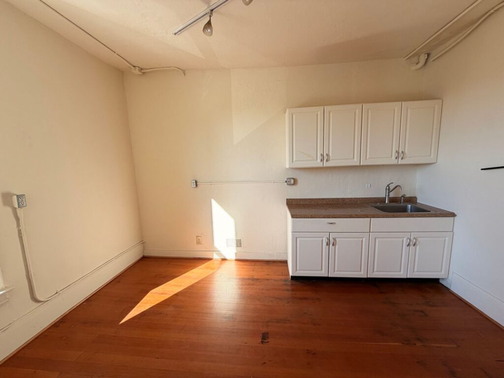 Sunny Art Studio/Office Space in Georgetown