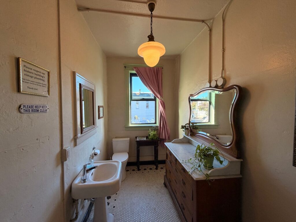 Sunny Art Studio/Office Space in Georgetown